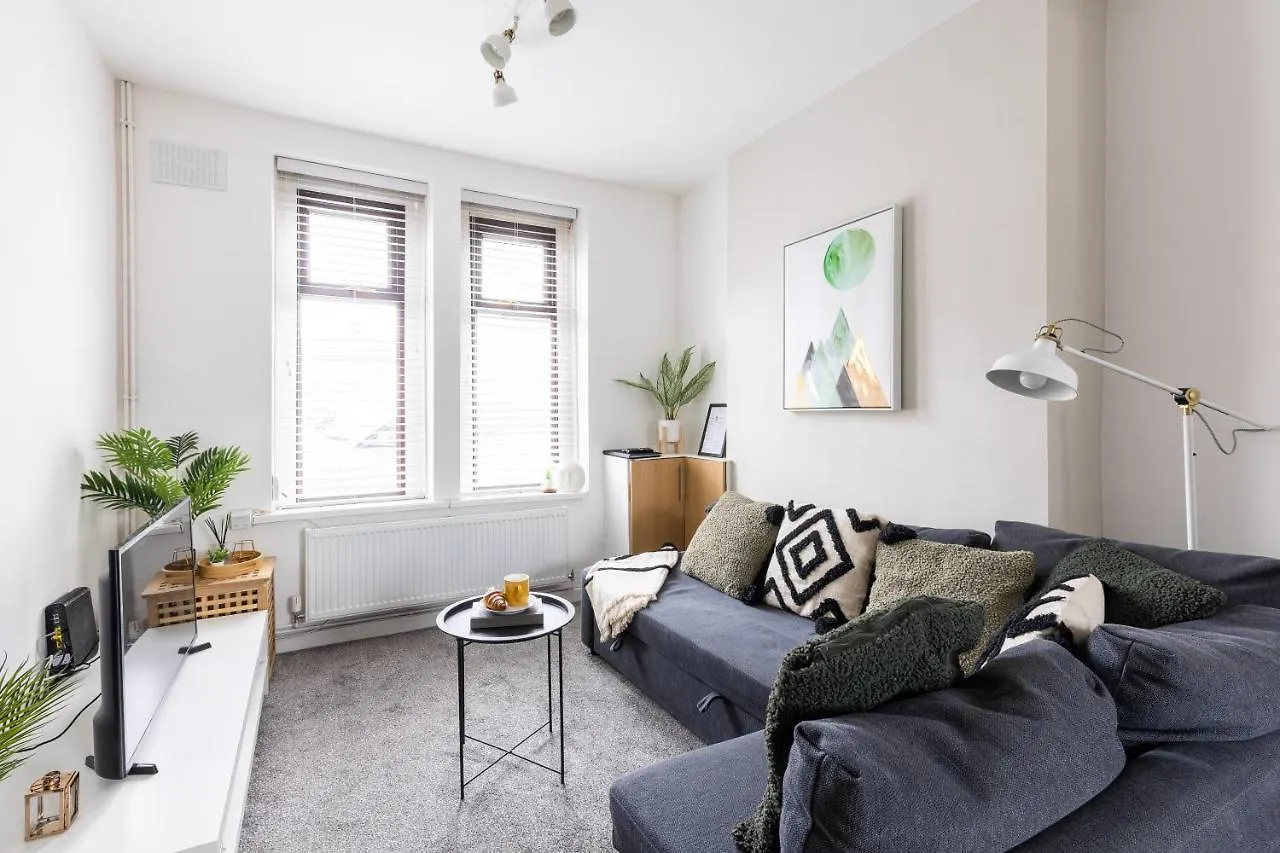 Levi Suite By Koya Homes - 3-Bedroom Home, Downtown Cardiff, Free Parking Holiday home Cardiff