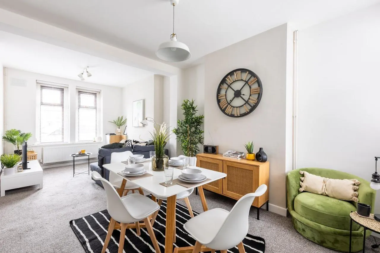 Levi Suite By Koya Homes - 3-Bedroom Home, Downtown Cardiff, Free Parking Holiday home Cardiff