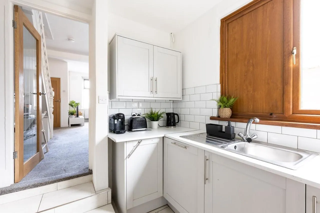 Levi Suite By Koya Homes - 3-Bedroom Home, Downtown Cardiff, Free Parking Holiday home