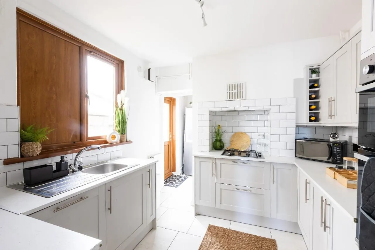 Holiday home Levi Suite By Koya Homes - 3-Bedroom Home, Downtown Cardiff, Free Parking United Kingdom