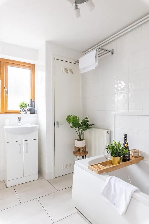 Levi Suite By Koya Homes - 3-Bedroom Home, Downtown Cardiff, Free Parking Holiday home Cardiff