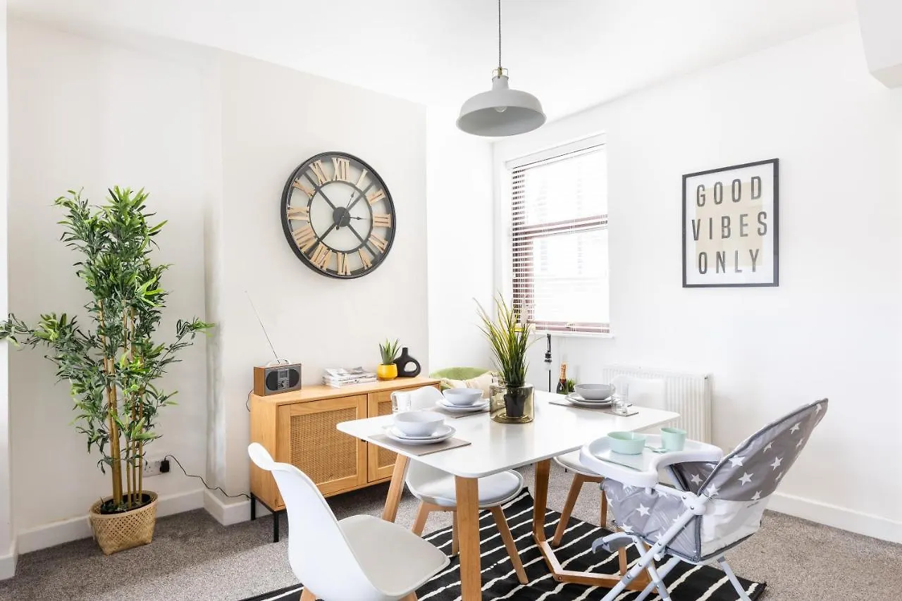 Levi Suite By Koya Homes - 3-Bedroom Home, Downtown Cardiff, Free Parking