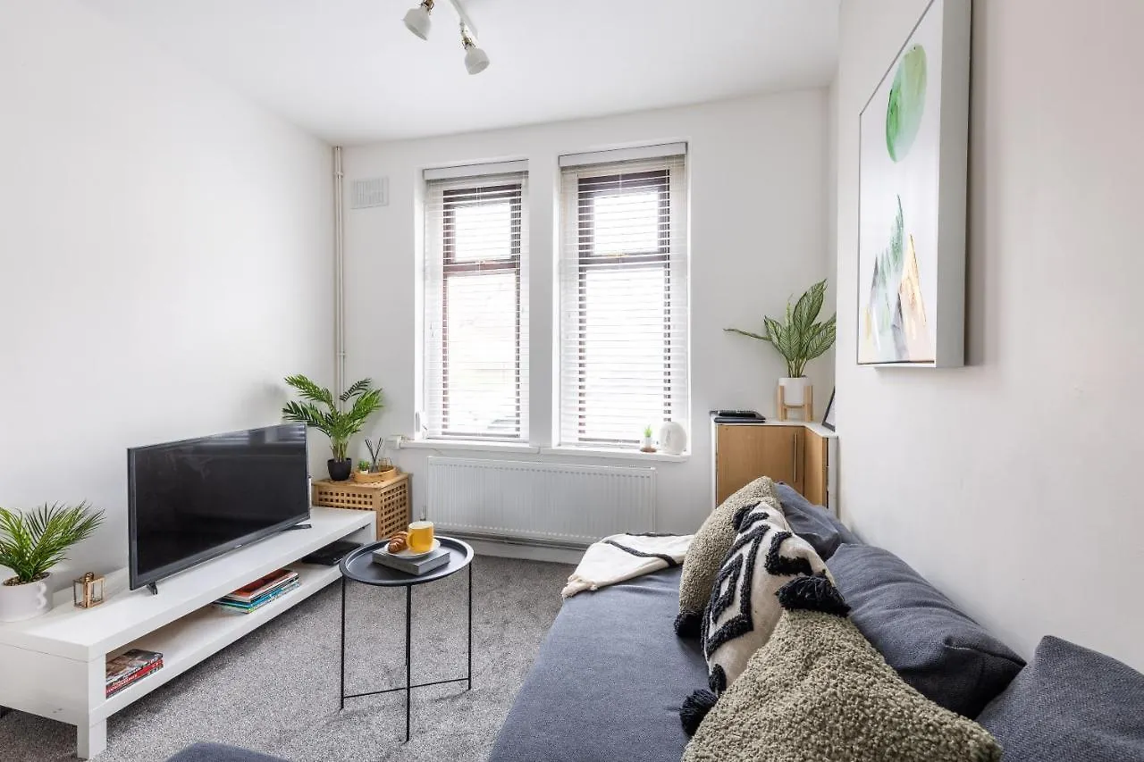 Levi Suite By Koya Homes - 3-Bedroom Home, Downtown Cardiff, Free Parking