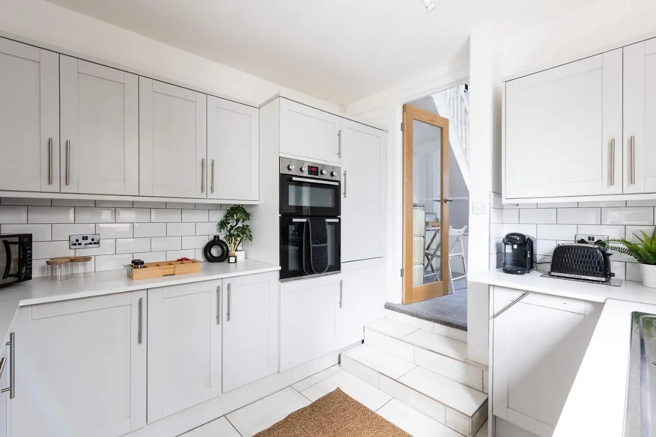 Levi Suite By Koya Homes - 3-Bedroom Home, Downtown Cardiff, Free Parking 0*, Cardiff United Kingdom